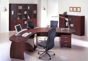 Wariant elegancki i reprezentatywny mebli biurowych, często stosowany w pomieszczeniach osób o wysokim stanowisku.
