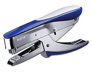 Zszywacz nożycowy metaliczny (obudowa metalowa połączona z wysokiej jakości plastikiem)marki Leitz, w kolorze niebieskim.