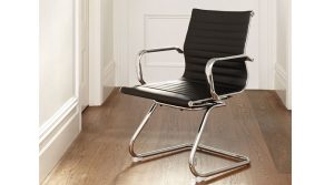 krzesło biurowe z metalowym stelażem